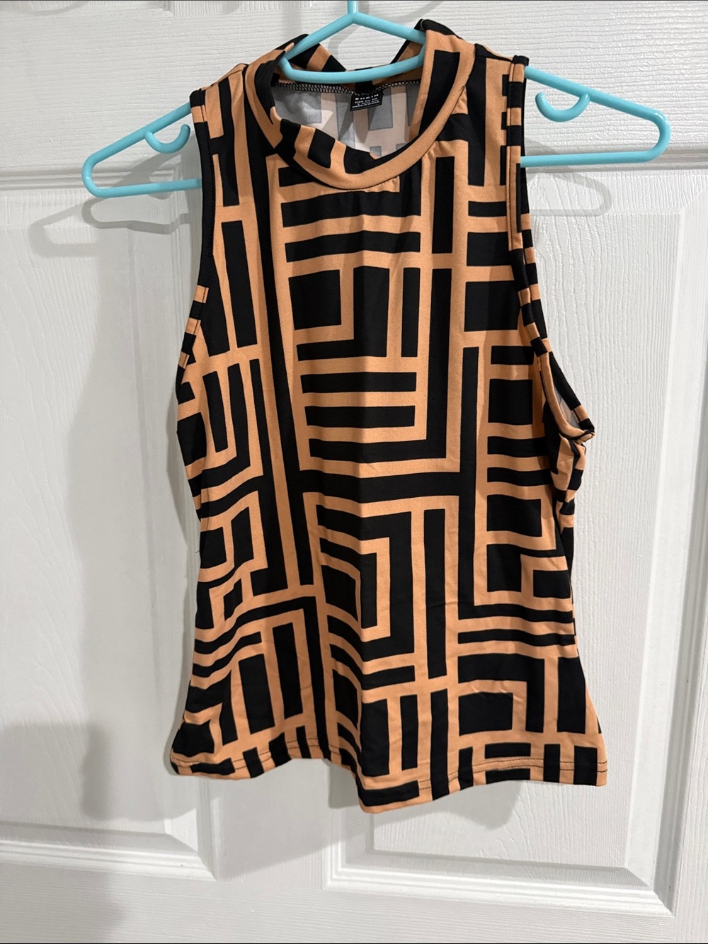 Sleeveless Geometric Print Top in Black and Tan